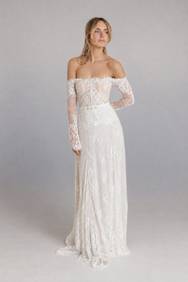 Robe de mariée Amara de Katya Katya London en dentelle, épaules dénudées et manches longues