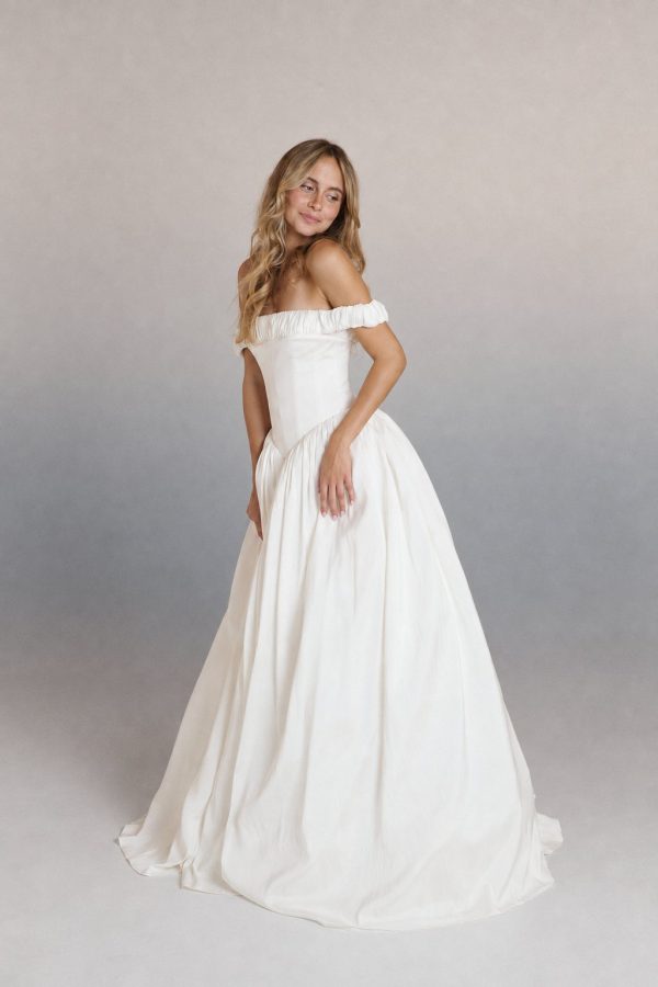 Robe de mariée Benjamin de Rara Avis, épaules dénudées et jupe ivoire volumineuse