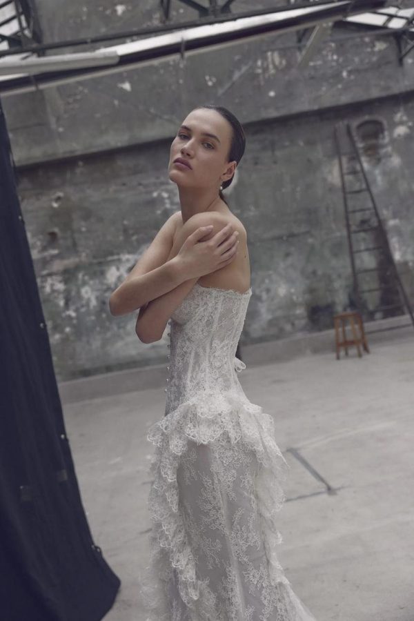 Robe de mariée Cascadelle de Ricca Sposa, silhouette sirène en dentelle ivoire et basque sculpturale