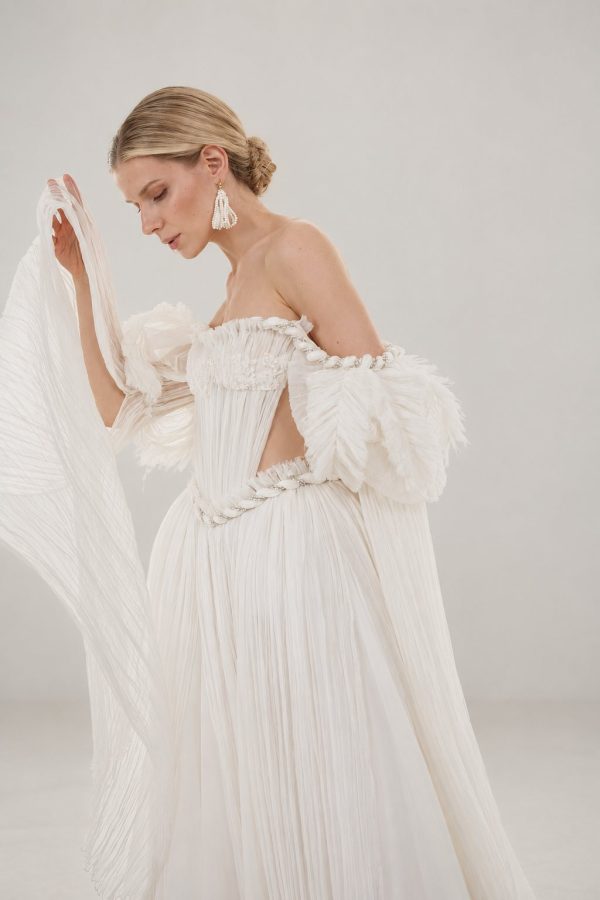 Robe de mariée Celestial de Rara Avis en soie ivoire, manches bouffantes et corset plissé
