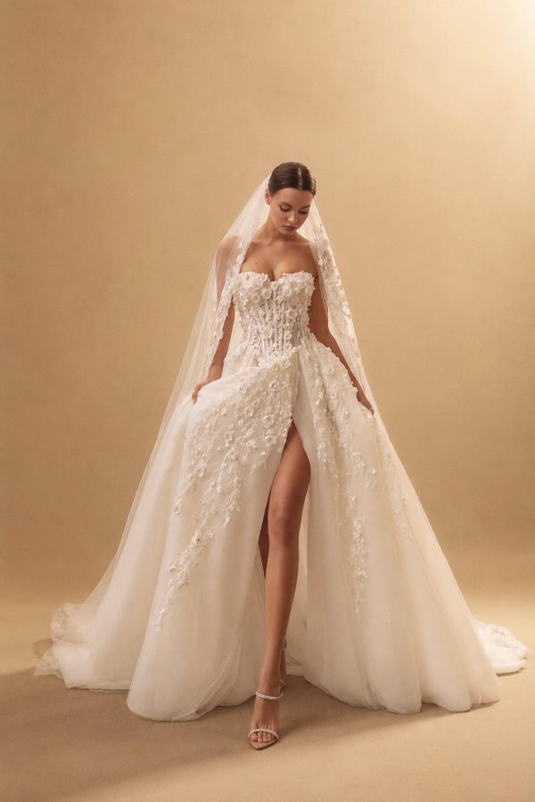 Robe de mariée Dahlia de Ricca Sposa, fleurs 3D sur le corset et fente haute sur la jupe