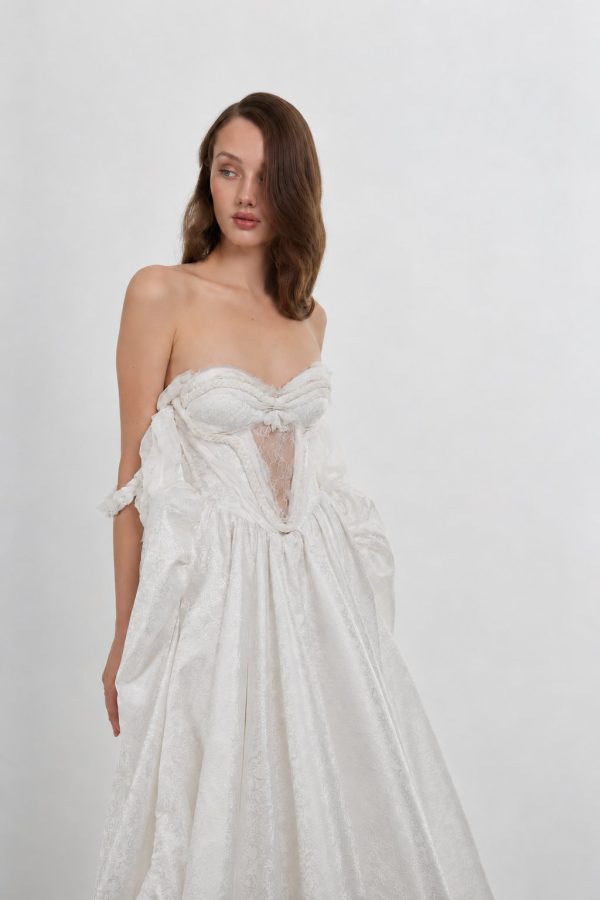 Robe de mariée couture Dorofea de Rara Avis en soie et dentelle, silhouette A, Collection 2027