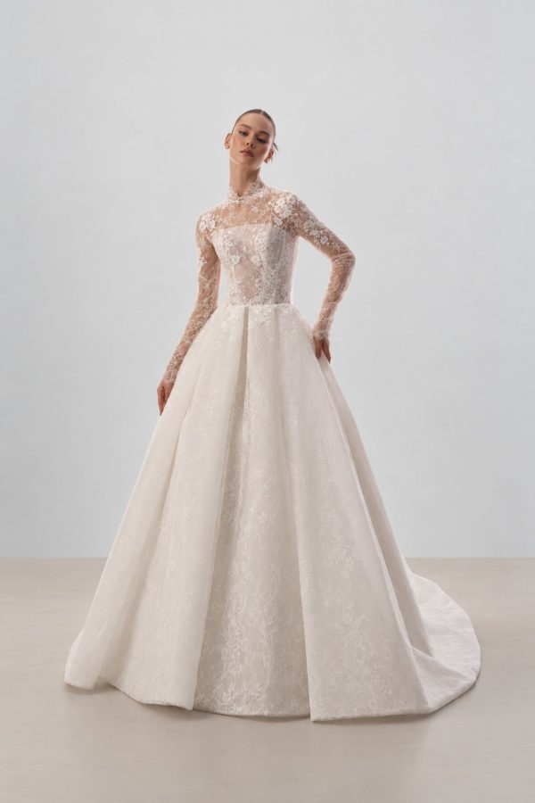 Robe de mariée Evie d’Innocentia avec col montant, manches longues en dentelle et jupe ligne A