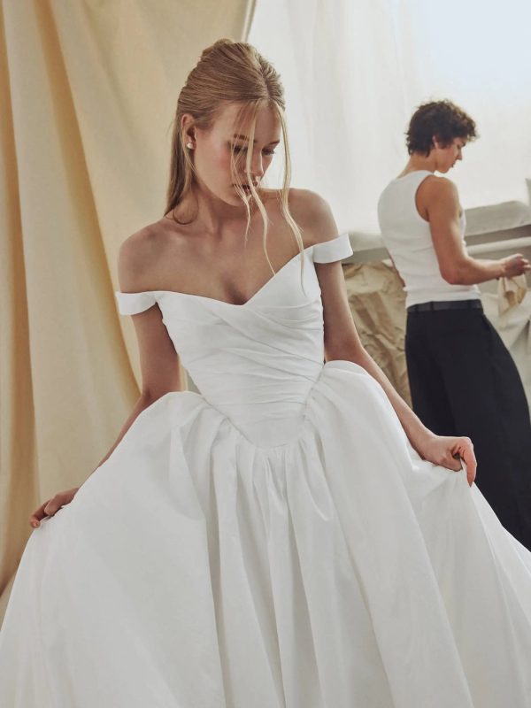 Robe de mariée Maorine de Ricca Sposa, corsage drapé et épaules dénudées