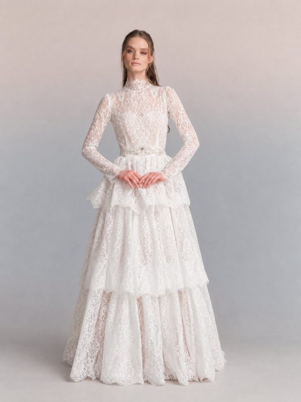 Robe de mariée Sabine de Katya Katya London, col montant et manches longues en dentelle